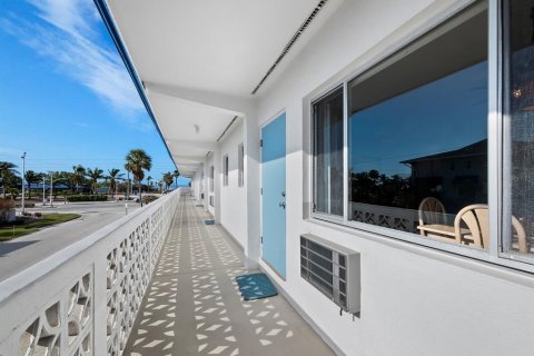 Condo in Sarasota, Florida, 1 bedroom № 2408702 - photo 14