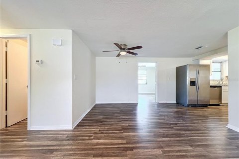House in Port Richey, Florida 3 bedrooms, 118.36 sq.m. № 1856609 - photo 8