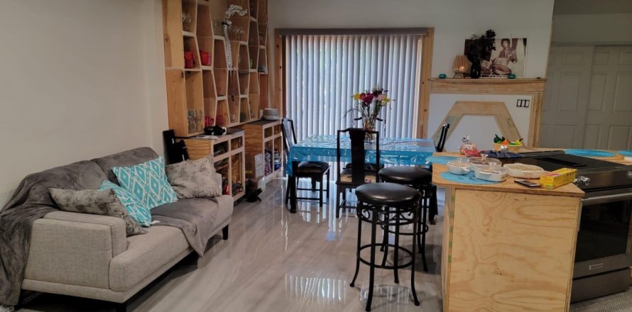 Townhouse in Lauderhill, Florida 2 bedrooms, 78.87 sq.m. № 1175381