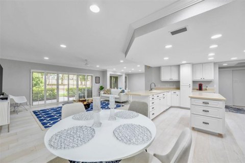 Condo in Palm Harbor, Florida, 2 bedrooms № 2147594 - photo 18