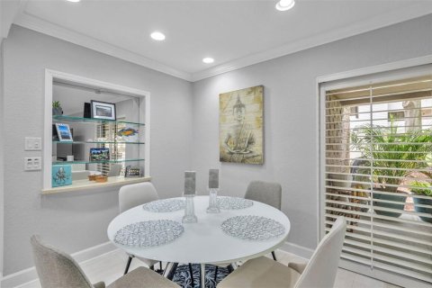 Condo in Palm Harbor, Florida, 2 bedrooms № 2147594 - photo 16