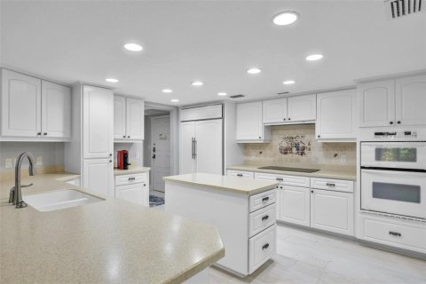 Condo in Palm Harbor, Florida, 2 bedrooms № 2147594 - photo 10
