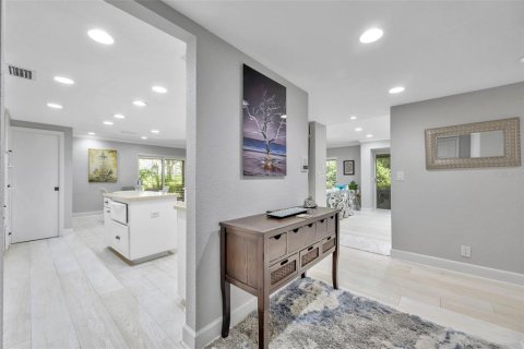 Condo in Palm Harbor, Florida, 2 bedrooms № 2147594 - photo 3