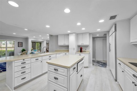 Condo in Palm Harbor, Florida, 2 bedrooms № 2147594 - photo 8