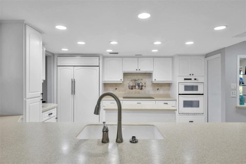 Condo in Palm Harbor, Florida, 2 bedrooms № 2147594 - photo 12