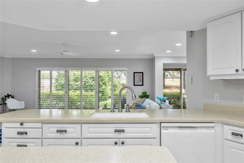 Condo in Palm Harbor, Florida, 2 bedrooms № 2147594 - photo 7