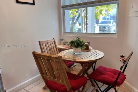 Condominio en alquiler en Doral, Florida, 2 dormitorios, 102.66 m2 № 2053180 - foto 2