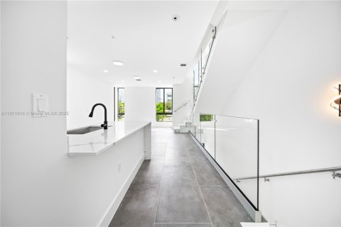 Adosado en venta en Miami, Florida, 3 dormitorios, 144.18 m2 № 1967552 - foto 10