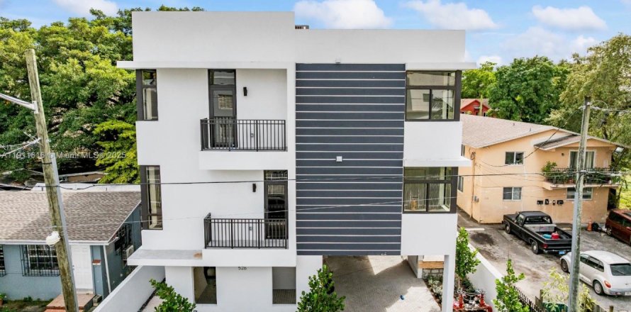 Adosado en Miami, Florida 3 dormitorios, 144.18 m2 № 1967552