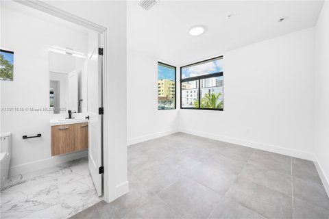 Adosado en venta en Miami, Florida, 3 dormitorios, 144.18 m2 № 1967552 - foto 18