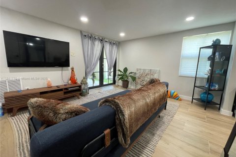 Снять в аренду коммерческую недвижимость в Катлер-Бей, Флорида 1 спальня, № 1957980 - фото 10