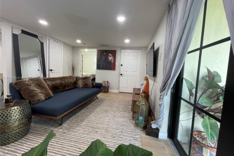 Снять в аренду коммерческую недвижимость в Катлер-Бей, Флорида 1 спальня, № 1957980 - фото 1