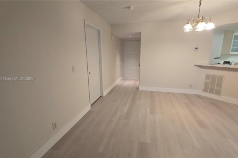 Купить кондоминиум в Корал-Спрингс, Флорида 2 спальни, 91.42м2, № 2013645 - фото 21