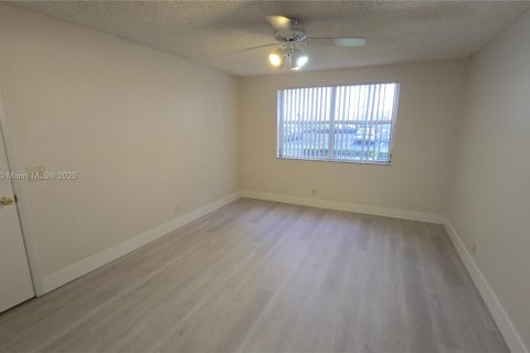 Купить кондоминиум в Корал-Спрингс, Флорида 2 спальни, 91.42м2, № 2013645 - фото 13