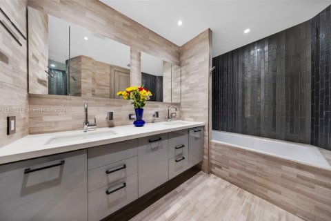 Condo in Bal Harbour, Florida, 2 bedrooms  № 1857111 - photo 25
