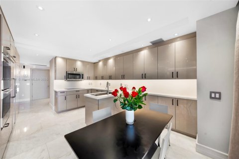 Condo in Bal Harbour, Florida, 2 bedrooms  № 1857111 - photo 15