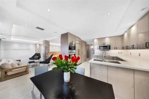 Condo in Bal Harbour, Florida, 2 bedrooms  № 1857111 - photo 16
