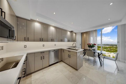 Condo in Bal Harbour, Florida, 2 bedrooms  № 1857111 - photo 13