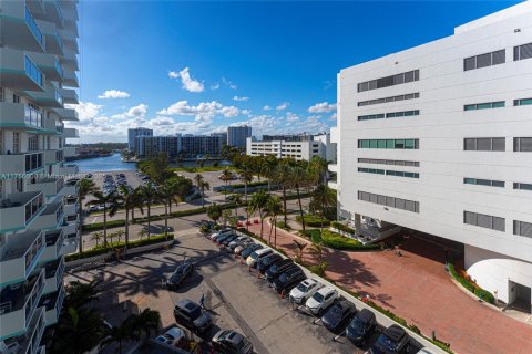 Copropriété à louer à Hollywood, Floride: 2 chambres, 111.2 m2 № 1863128 - photo 14