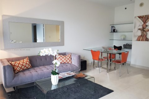 Condo in Miami, Florida, 1 bedroom  № 1823719 - photo 2
