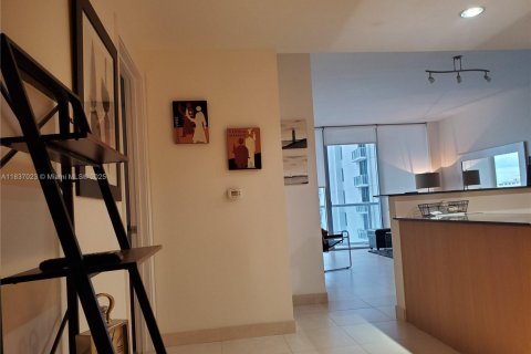 Condo in Miami, Florida, 1 bedroom  № 1823719 - photo 3