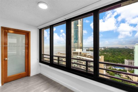 Condo in Miami, Florida, 1 bedroom  № 1952484 - photo 1
