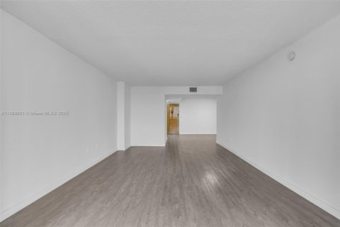 Condo in Miami, Florida, 1 bedroom  № 1952484 - photo 8