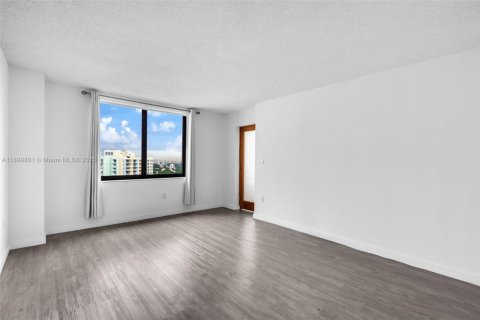 Condo in Miami, Florida, 1 bedroom  № 1952484 - photo 17