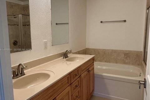 Adosado en venta en Miramar, Florida, 3 dormitorios, 137.59 m2 № 2040529 - foto 16
