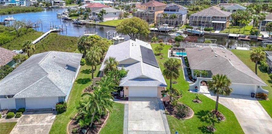 House in New Port Richey, Florida 3 bedrooms, 219.16 sq.m. № 1873520