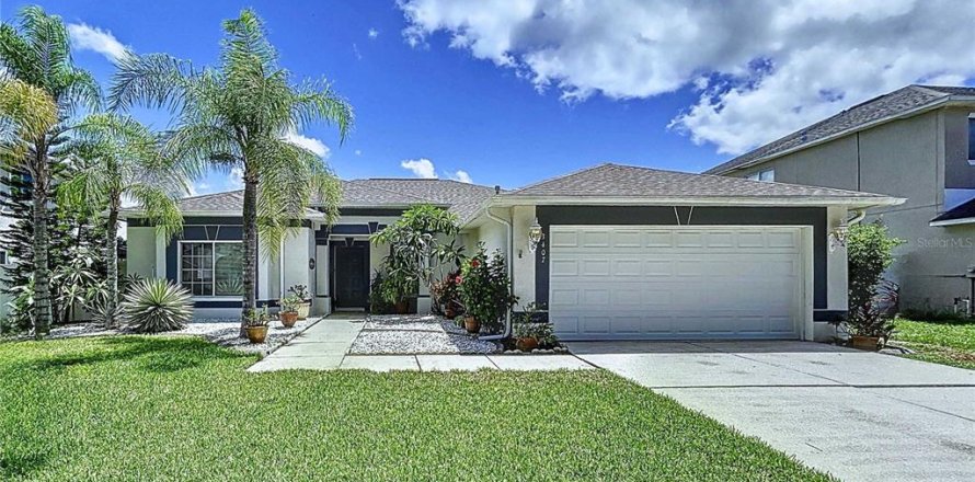 House in Valrico, Florida 3 bedrooms, 204.38 sq.m. № 1885181