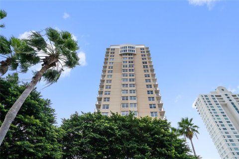 Condo in Miami, Florida, 1 bedroom  № 1951116 - photo 18