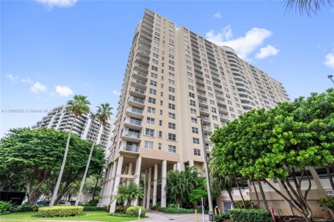 Condo in Miami, Florida, 1 bedroom  № 1951116 - photo 17