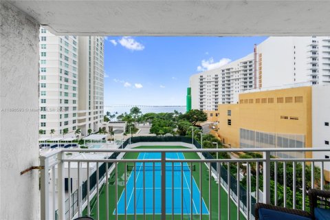 Condo in Miami, Florida, 1 bedroom  № 1951116 - photo 6