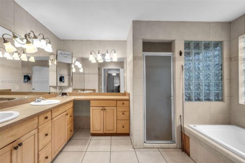 Купить виллу или дом в Вест-Парк, Флорида 4 спальни, 269.88м2, № 1991545 - фото 28