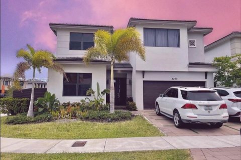 House in Miami Lakes, Florida 5 bedrooms, 283.35 sq.m. № 1877939 - photo 1