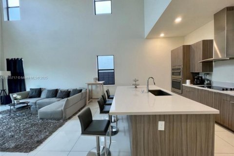 House in Miami Lakes, Florida 5 bedrooms, 283.35 sq.m. № 1877939 - photo 7