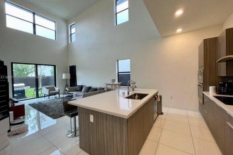 House in Miami Lakes, Florida 5 bedrooms, 283.35 sq.m. № 1877939 - photo 6