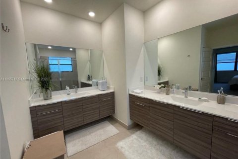 House in Miami Lakes, Florida 5 bedrooms, 283.35 sq.m. № 1877939 - photo 14