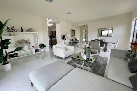 House in Miami Lakes, Florida 5 bedrooms, 283.35 sq.m. № 1877939 - photo 12