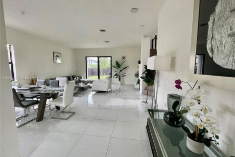 House in Miami Lakes, Florida 5 bedrooms, 283.35 sq.m. № 1877939 - photo 9