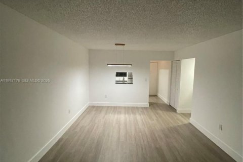 Copropriété à louer à Pinecrest, Floride: 2 chambres, 80.36 m2 № 2048737 - photo 4