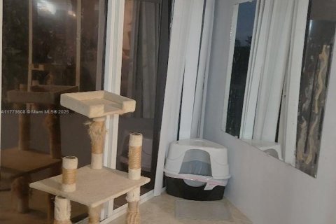 Condo in Weston, Florida, 2 bedrooms № 2154514 - photo 16