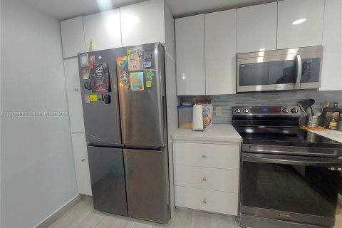 Condo in Weston, Florida, 2 bedrooms № 2154514 - photo 2