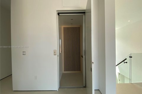 Villa ou maison à louer à North Miami, Floride: 7 chambres, 597.73 m2 № 1841204 - photo 6