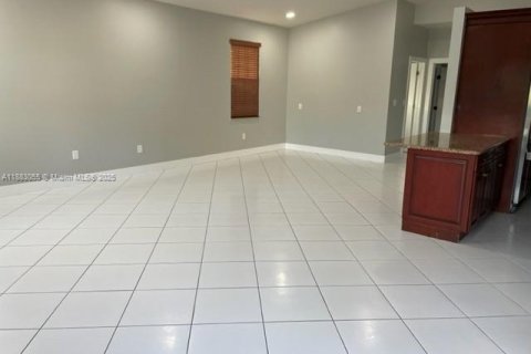 Casa en alquiler en Miami, Florida, 5 dormitorios, 338.91 m2 № 2054555 - foto 7