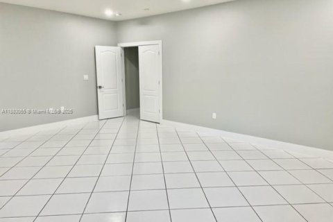 Casa en alquiler en Miami, Florida, 5 dormitorios, 338.91 m2 № 2054555 - foto 24