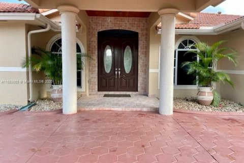 Casa en alquiler en Miami, Florida, 5 dormitorios, 338.91 m2 № 2054555 - foto 3