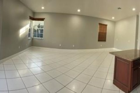 Casa en alquiler en Miami, Florida, 5 dormitorios, 338.91 m2 № 2054555 - foto 4