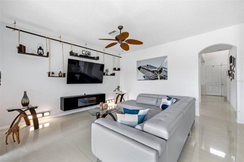 Casa en venta en Spring Hill, Florida, 3 dormitorios, 250.28 m2 № 2233901 - foto 22